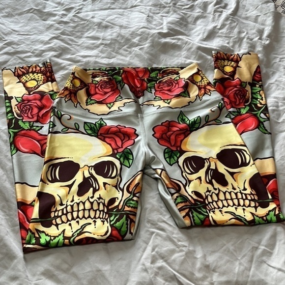 2/$25 Pineapple Clothing skull leggings size large - Picture 3 of 6